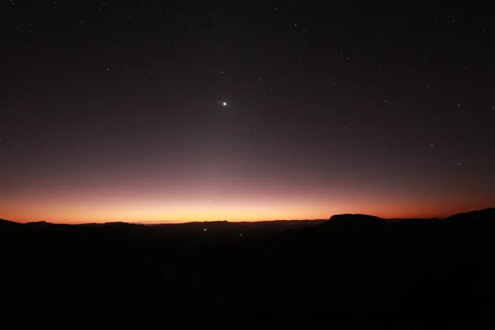 Crepúsculo no Mirante da Janela com um planeta brilhante sobre o horizonte