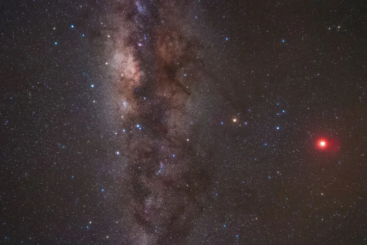 Via Láctea e a Lua avermelhada no eclipse lunar total de 2022